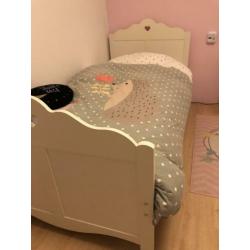 Mooi wit bed met hartje type Isadore meisjeskamer zgan