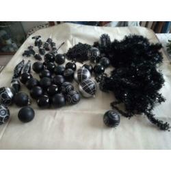 Zwarte Piek/ kerstballen /figuren en slingers