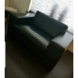 Zwart leren bankstel en love seats