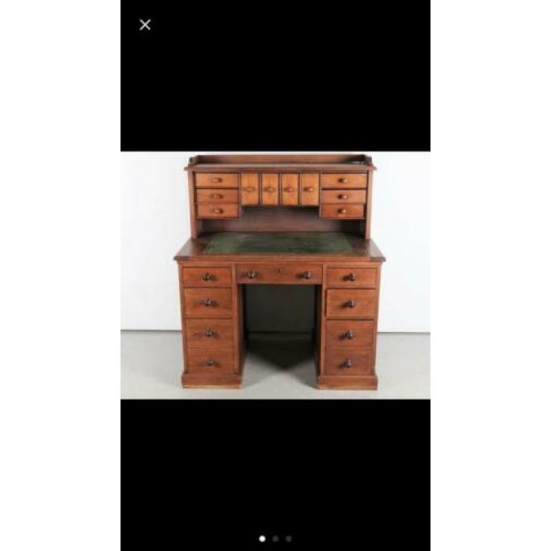 Antiek bureau, met ingelegd lederen blad