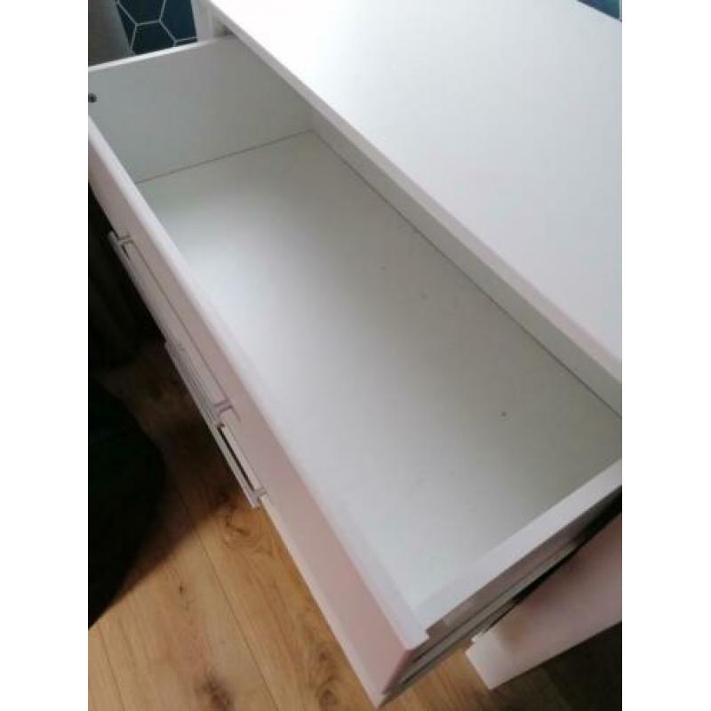 Commode met wandplank en kledingkast