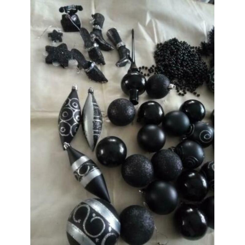 Zwarte Piek/ kerstballen /figuren en slingers