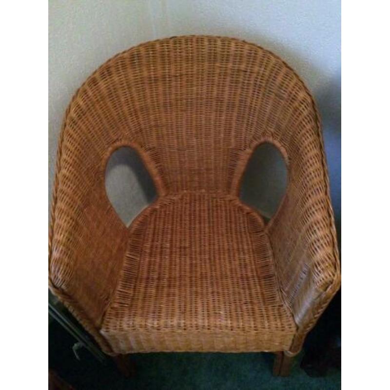 Te koop rieten tafel en 3 rieten stoelen