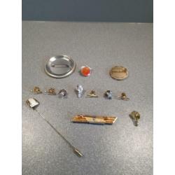 13. Dertien vintage diverse Pins en Speldjes