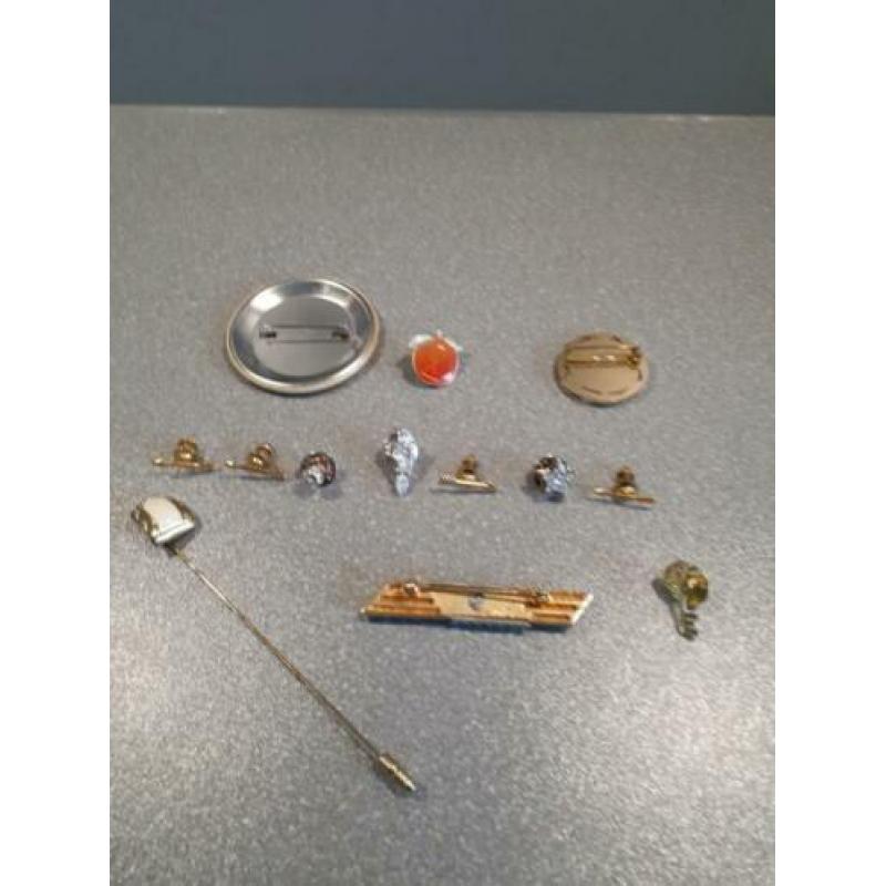 13. Dertien vintage diverse Pins en Speldjes