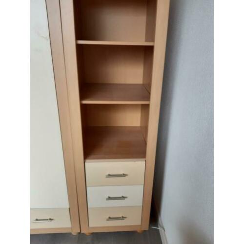 Gratis af te halen. Buro en twee kinderslaapkamer kasten.