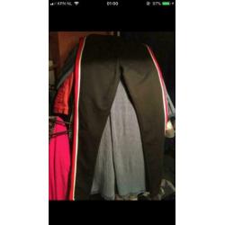 Nette zwarte jogpants met rood en witte streep maat L. ZGAN