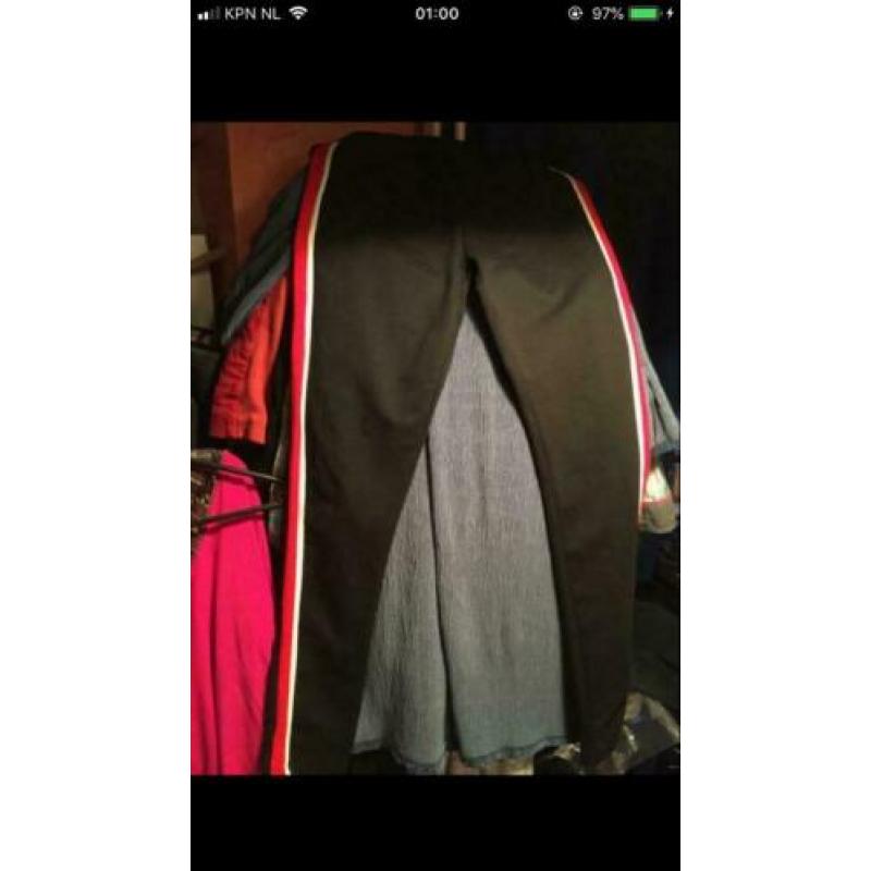 Nette zwarte jogpants met rood en witte streep maat L. ZGAN
