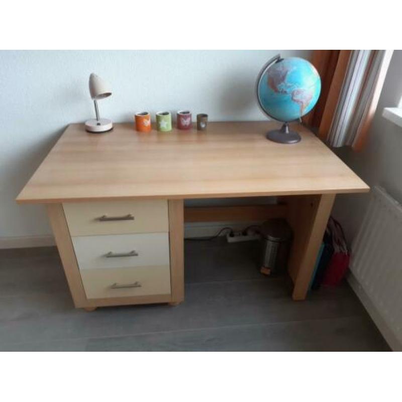 Gratis af te halen. Buro en twee kinderslaapkamer kasten.