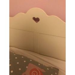 Mooi wit bed met hartje type Isadore meisjeskamer zgan