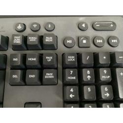 Logitech gaming set met mechanisch toetsenbord, muis en mat.