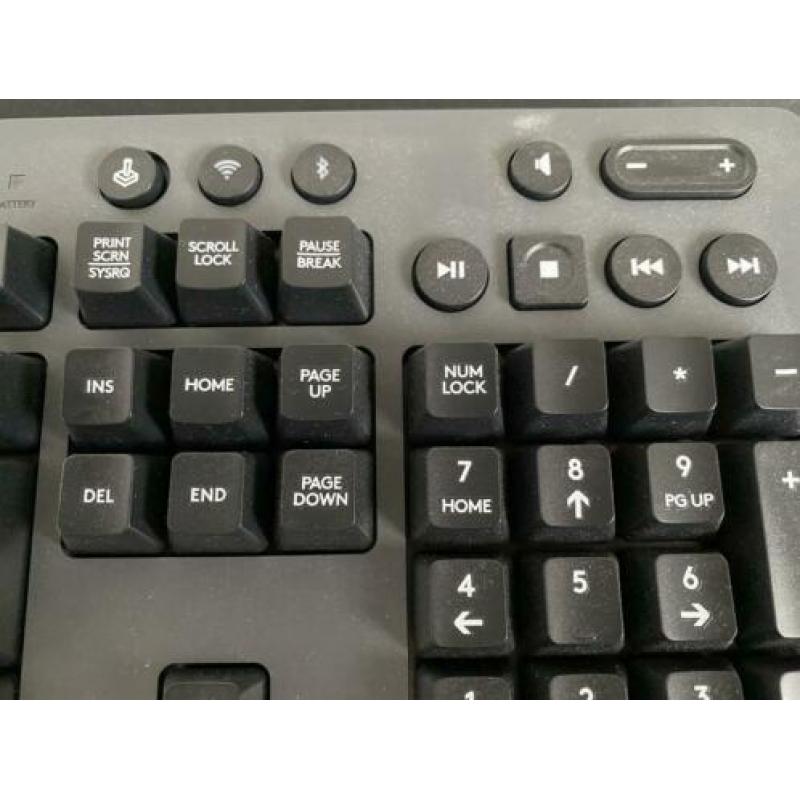 Logitech gaming set met mechanisch toetsenbord, muis en mat.