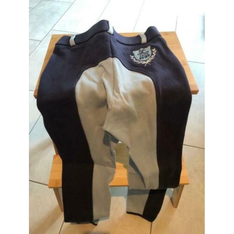 Paardrij kleding.