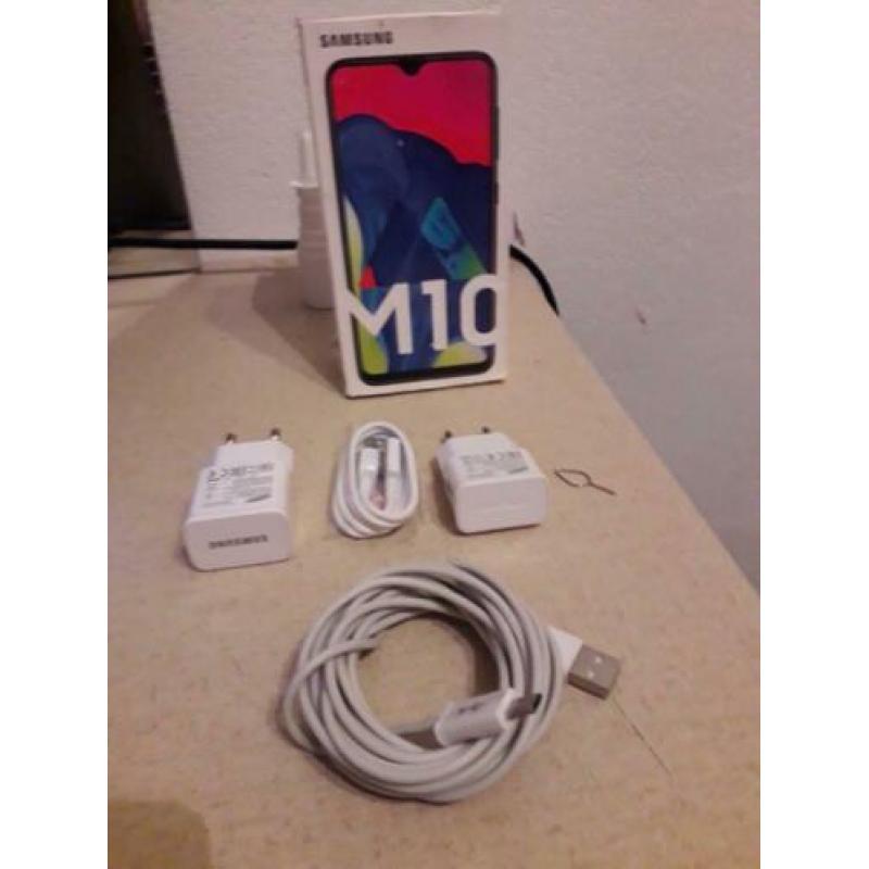 samsung galaxy m10 blauw 32 gb 7,7 cm lang voor €130,00.