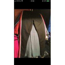 Nette zwarte jogpants met rood en witte streep maat L. ZGAN