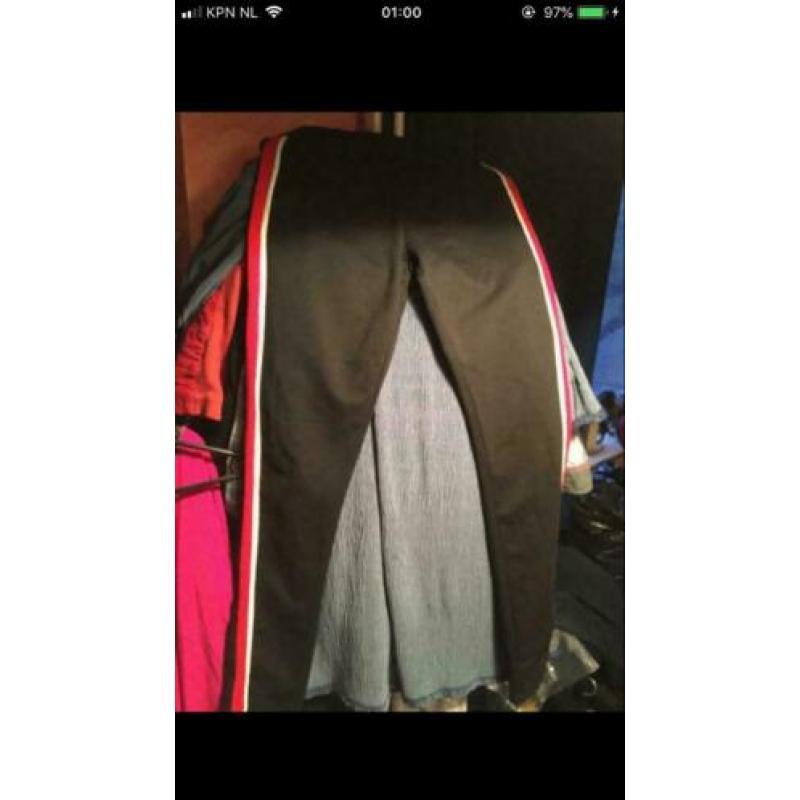 Nette zwarte jogpants met rood en witte streep maat L. ZGAN