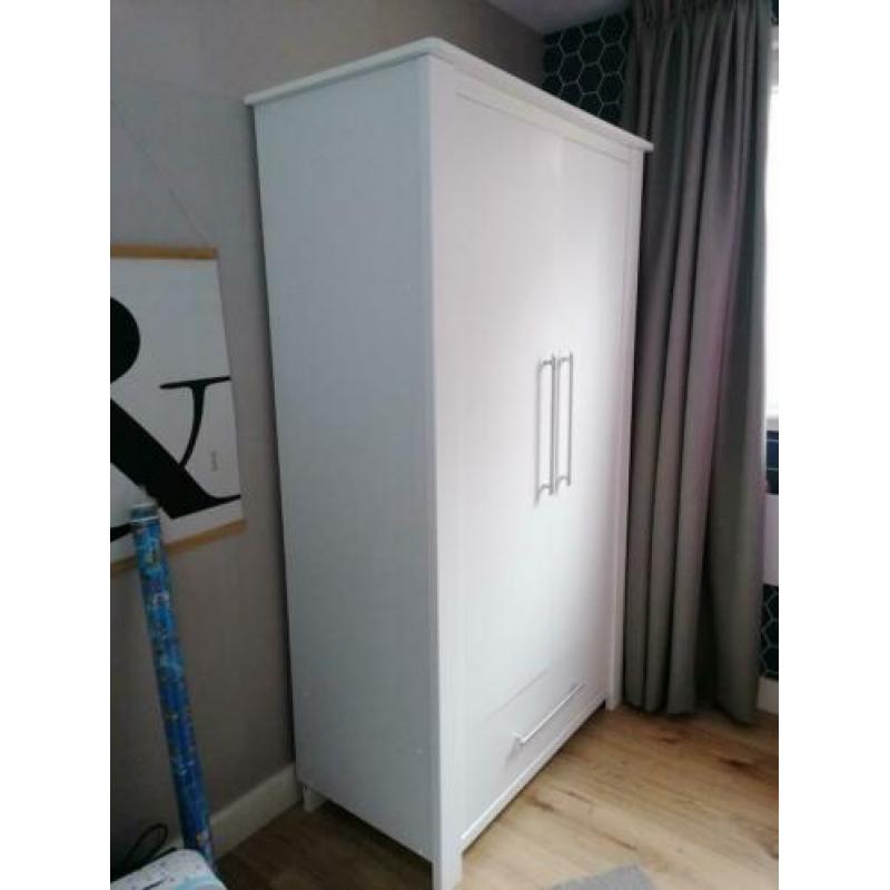 Commode met wandplank en kledingkast
