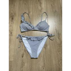 H&M blauw/wit gestreepte bikini met ruffles maat M