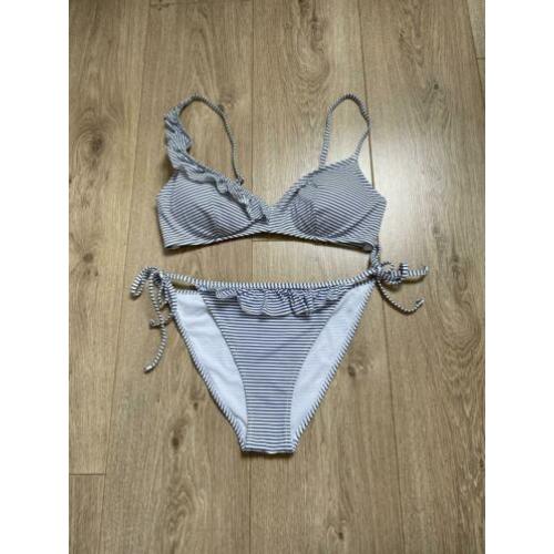 H&M blauw/wit gestreepte bikini met ruffles maat M