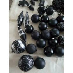 Zwarte Piek/ kerstballen /figuren en slingers