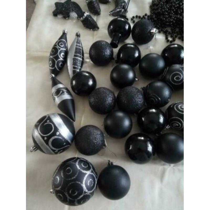 Zwarte Piek/ kerstballen /figuren en slingers
