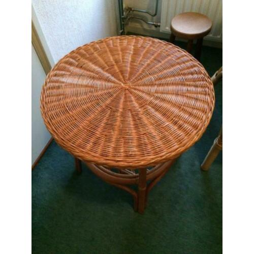 Te koop rieten tafel en 3 rieten stoelen