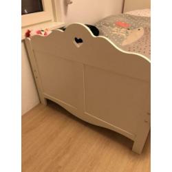 Mooi wit bed met hartje type Isadore meisjeskamer zgan