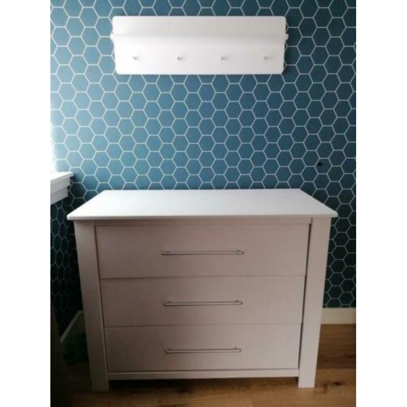 Commode met wandplank en kledingkast