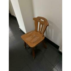 4. grenen stoelen + tafel