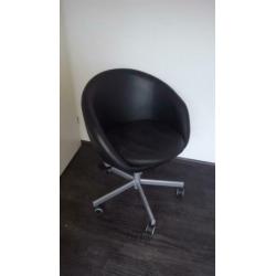 Bureau compleet. Incl kast en stoel.