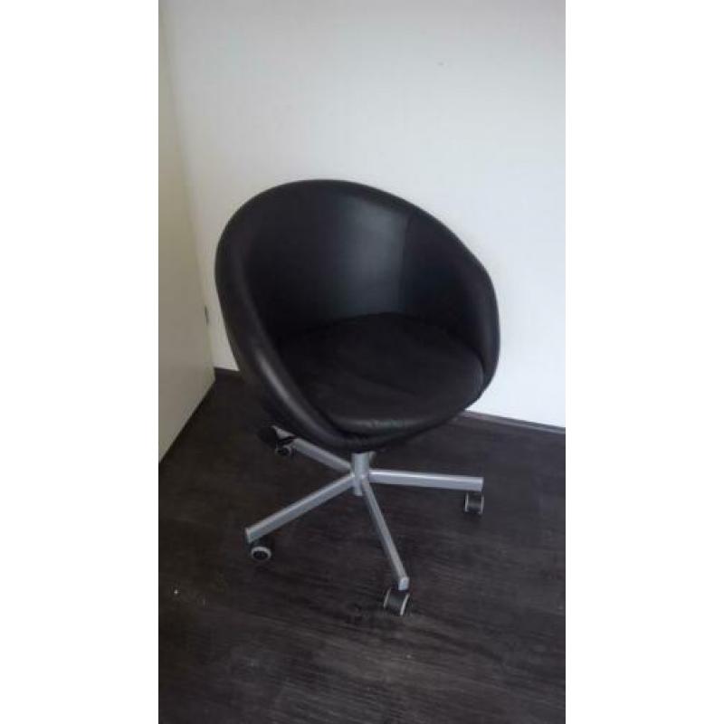 Bureau compleet. Incl kast en stoel.