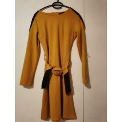 prachtige mosterdgeel jurk met leather details. maat M