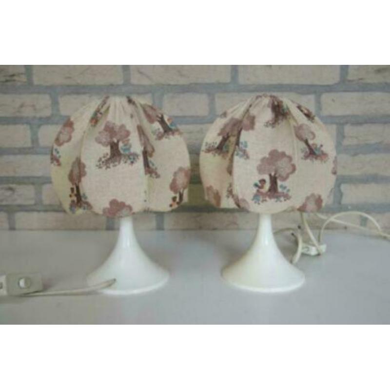Twee vintage tafellampen, stof en kunststof