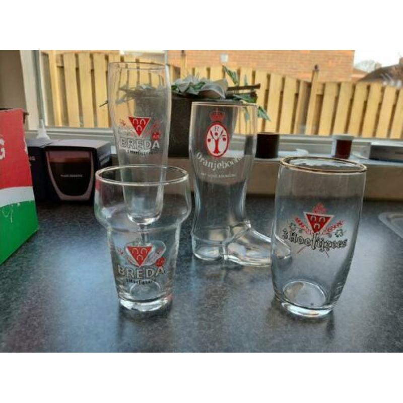 25 retro bierglazen biermerken. Partij bierglazen oud.