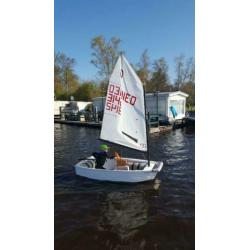 Topper op het water. Een nette Blue Magic westrijd optimist.