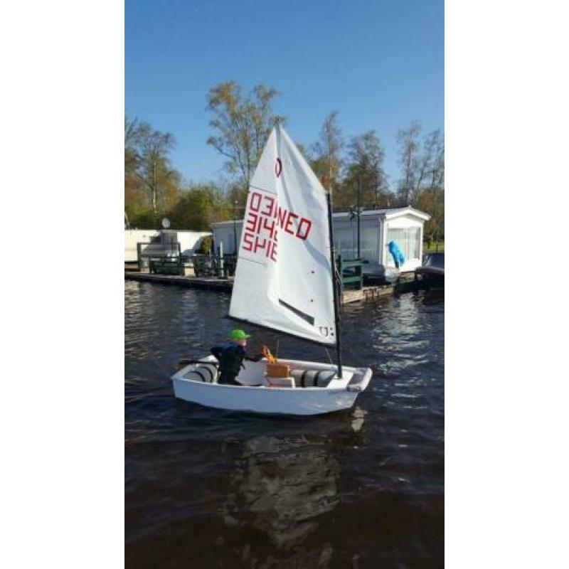 Topper op het water. Een nette Blue Magic westrijd optimist.