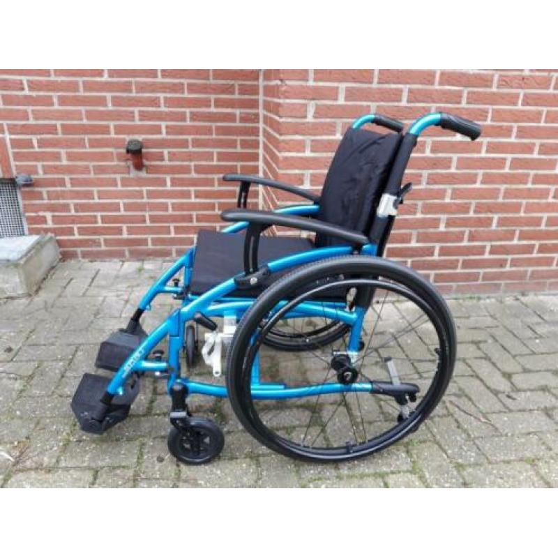 Spirit Rolstoel 8 mnd oud ,aluminium lichtgw en inklapbaar