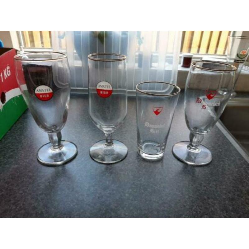 25 retro bierglazen biermerken. Partij bierglazen oud.
