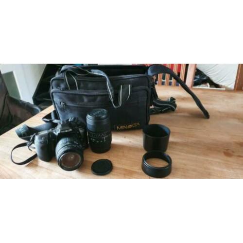 Minolta Dynax 500si analoge camera met telelens en tas
