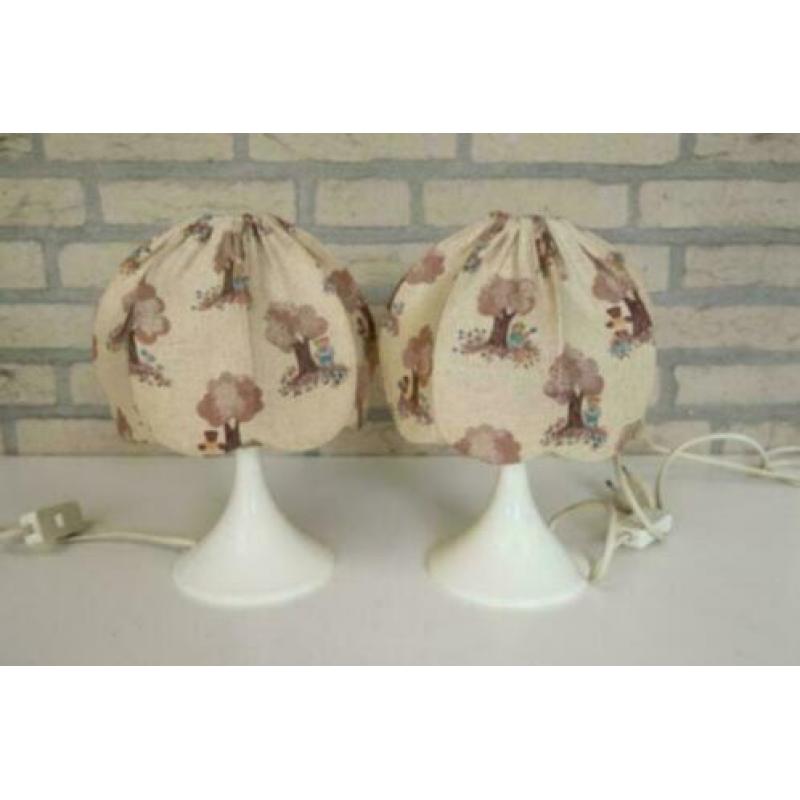 Twee vintage tafellampen, stof en kunststof