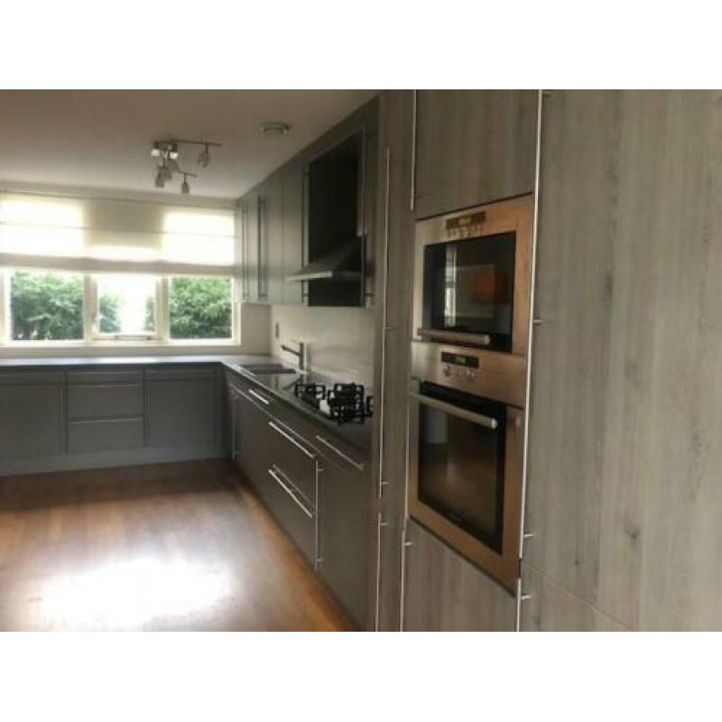 Complete mooie ruime keuken incl inbouwapparatuur
