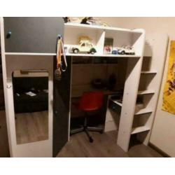 Mooie stevige hoogslaper met bureau en kledingkast met spieg