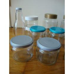 Diverse lege glazen (jam)potjes/flesje.