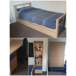Complete slaapkamer. Bed, kledingkast, kast en bureau