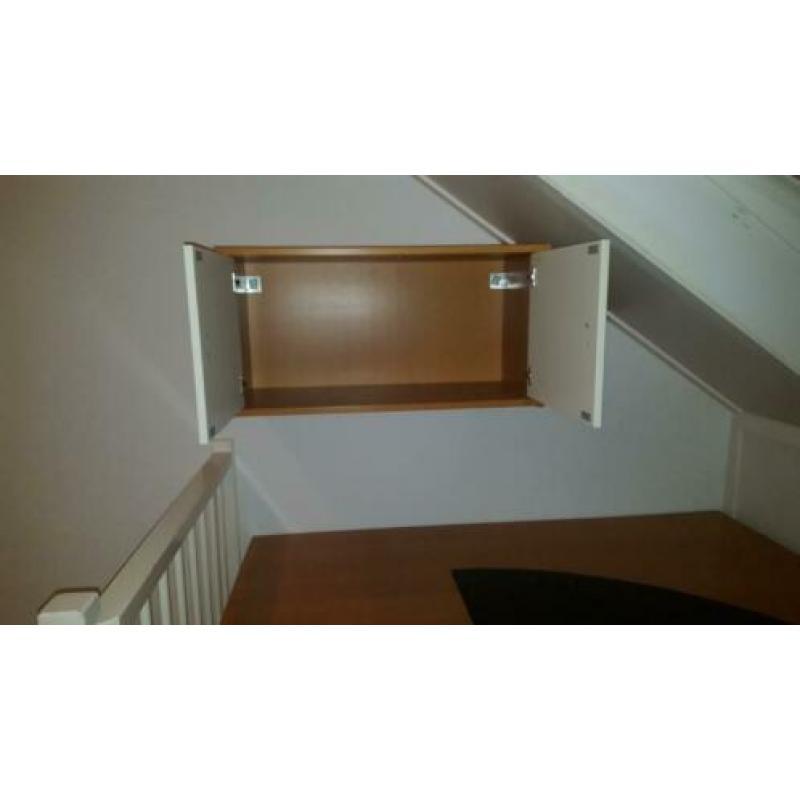 Bureau compleet. Incl kast en stoel.