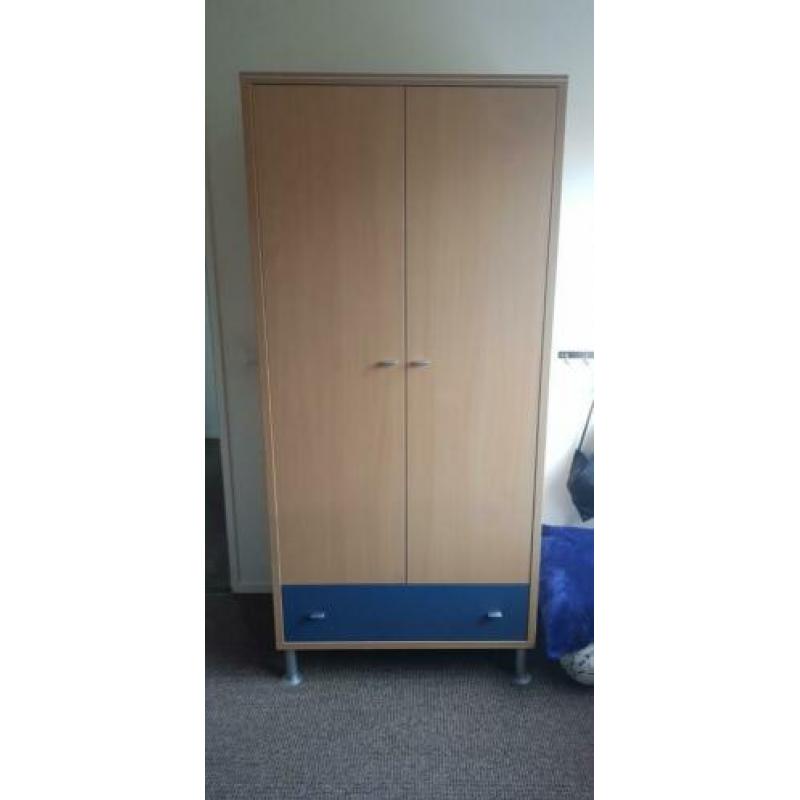 Complete slaapkamer. Bed, kledingkast, kast en bureau
