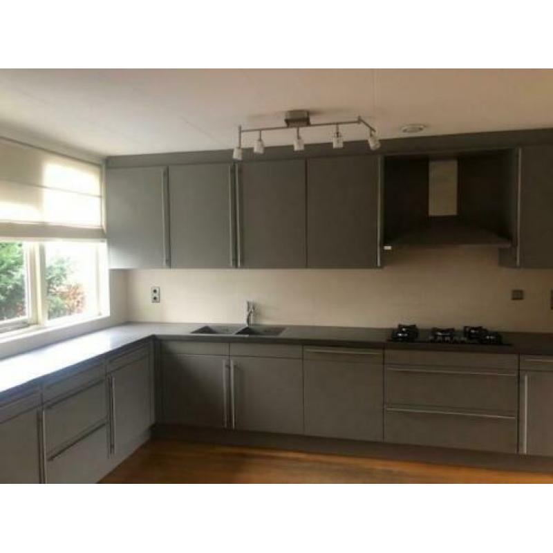 Complete mooie ruime keuken incl inbouwapparatuur