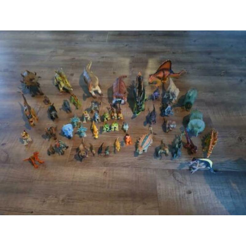 Veel soorten dinosaurussen 48 stuks