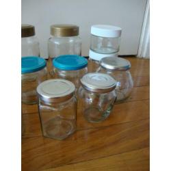 Diverse lege glazen (jam)potjes/flesje.