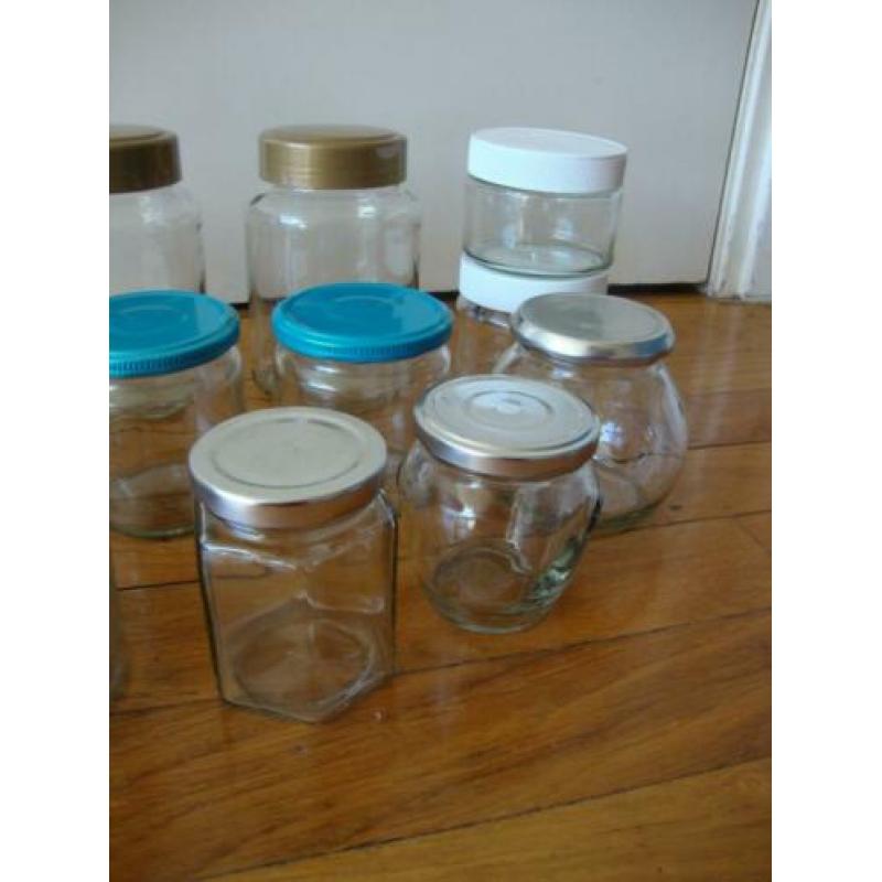 Diverse lege glazen (jam)potjes/flesje.